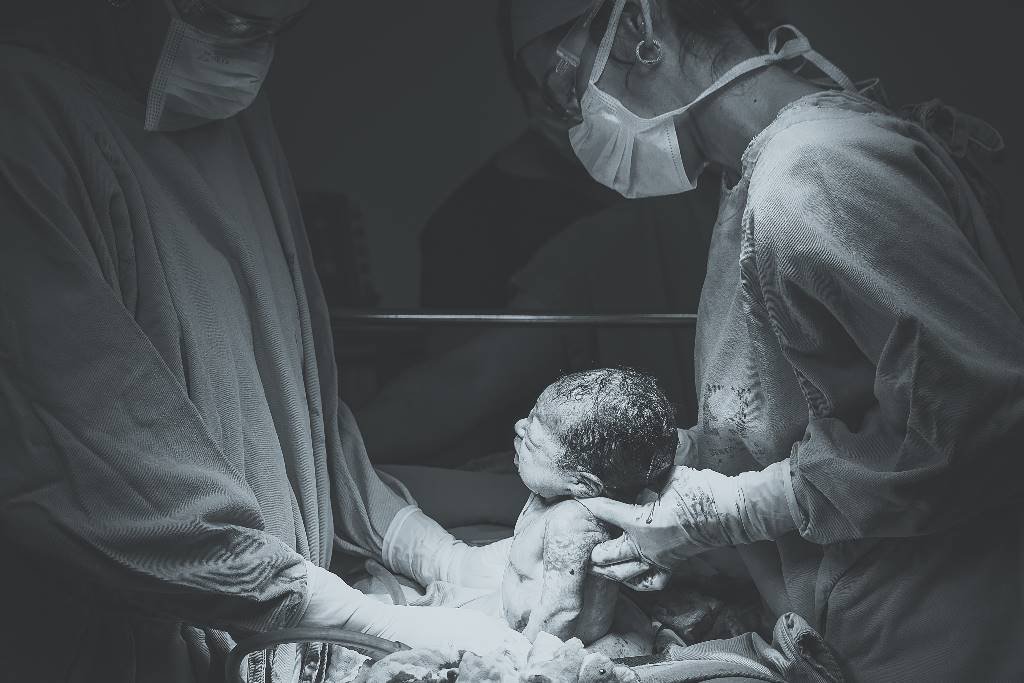 how to birth a baby naturally